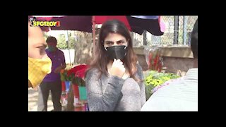 Rhea Chakraborty Buying Flowers In Mumbai