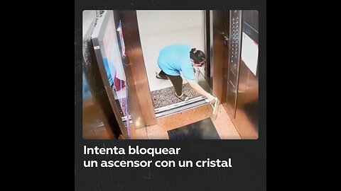 Limpiadora estropea las puertas de un ascensor al querer bloquearlas con un vidrio