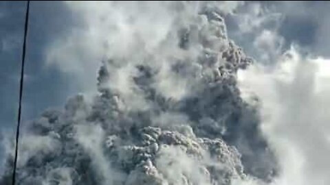 Incroyable éruption volcanique en Indonésie