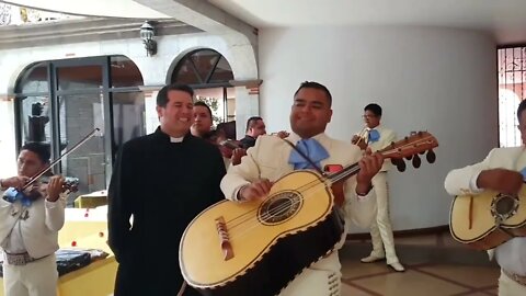 Padre Javier Olivera Ravasi cantando Valentín de la Sierra, corrido Cristero León, México