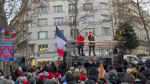 Valerie Laupies prend la parole à la manifestation, place Pierres Laroques à Paris le 17/12/2022
