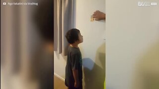 Un père piège son fils pour qu'il se cogne dans le mur