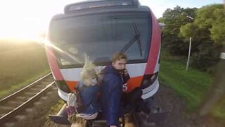 매우 위험한 기차 여행을 하는 커플