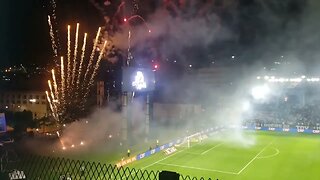 Festa e fogos na entrada do Vasco em São Januário