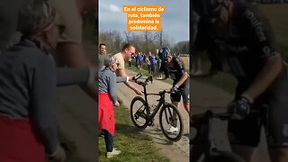 Miren a estos admiradores del ciclismo de ruta, como ayudan al ciclista caído.