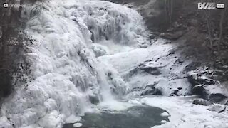 Impressionante cascata congela no Tennessee