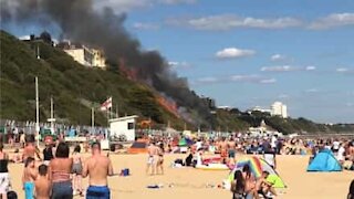 Explosão em cabana causa incêndio na Inglaterra