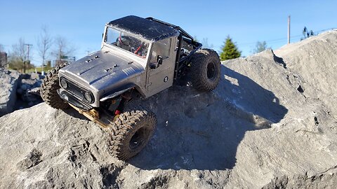 Injora IR40 TRX4m Takes on lakeside crawler park