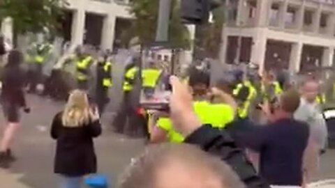 Protesters in UK: police forced to retreat in Sunderland 🇬🇧