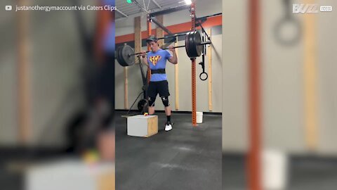 Cet homme résout un Rubik's Cube avec 124kg sur les épaules