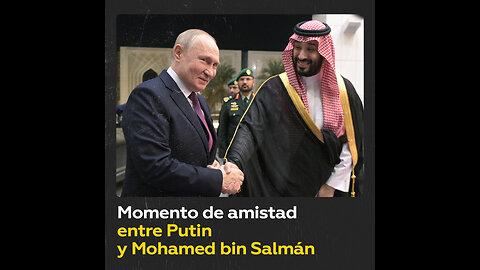Putin da un entusiasmado y fuerte apretón de manos a Mohamed bin Salmán