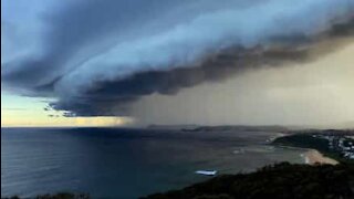 Tempestade assustadora transforma dia em noite na Austrália