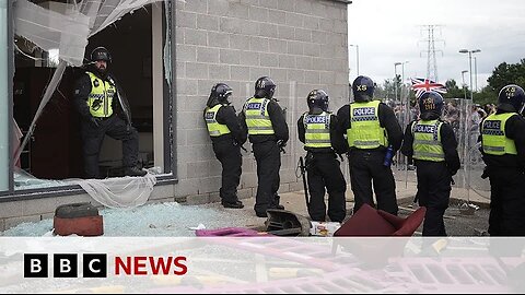 Weekend of violent UK protests leads to emergency Downing Street meeting / BBC News