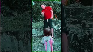 Brincando com uma bebê fofinha - Bolsonaro sempre defendendo o futuro do país e a honra das pessoas