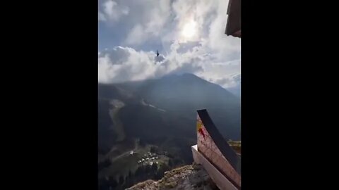 Motociclista hace un salto extremo al vacío y aterriza con paracaídas