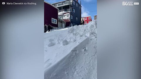 Residentes do Canadá aproveitam a neve depois da tempestade