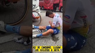 Así de fatigados, llegan los ciclistas a meta.