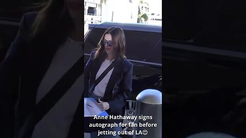 Anne Hathaway signs autograph for fan before jetting out of LA😍#shorts