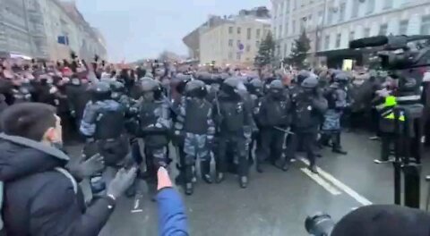 Russian Police Surrounded by Protestors!