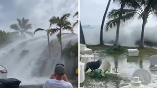 “Historic” waves crash into 2-story condos in Hawaii, video shows