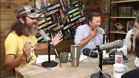 Jase Makes a Woman Bawl, a Visitor Meets Phil's AR, & the Perfect 2020 Song by Rhett Walker | Ep 142