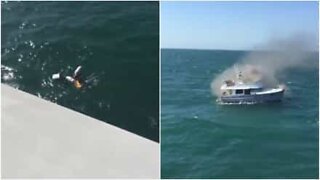 Família é salva após barco pegar fogo em alto mar