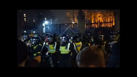 Are people sick of modern "police"? Chaos on Guy Fawkes night at Parliament