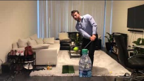 Un couple se sert d'un club de golf pur le "Bottle Cap Challenge"