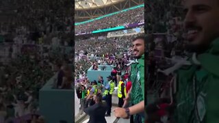 Árabes comemorando a vitória sobre a Argentina no estádio