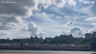 Des avions ont peint le drapeau français dans le ciel londonien