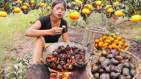 Snails curry delicious and Wild oranges Delicious food in jungle - Survival cooking