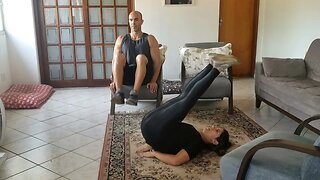 Exercício em casa: Como fazer Abdominal elevação de perna | Exercise at home: How to do leg raises