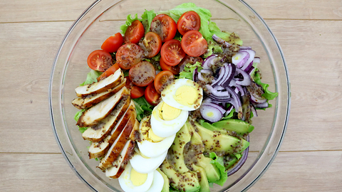 Honey mustard salad with chicken and avocado