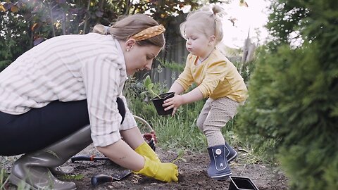 mother and daughter planting trees😍😍😍
