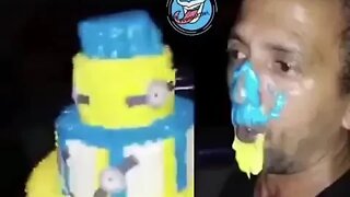 CUIDADO COM O BURACO P#*RA ( BOLO NA CARA ) ESSE FICOU NERVOSO ( VIRALIZOU ) ( MEME ) #shorts #memes