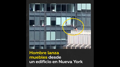 Arroja muebles desde lo alto de un edificio en Nueva York