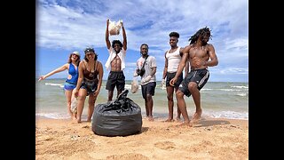 ¡Un grupo de amigos en Tailandia limpia la playa!