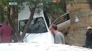 Bairro Vila Isa: carro cai do estacionamento do samaritano e três ficam feridos