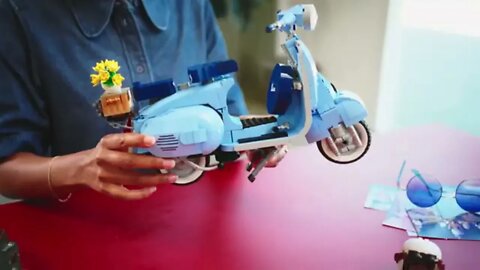 LEGO Vespa 125 - Imensamente detalhada em peças cor azul pastel deixará os fãs maravilhados.