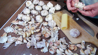 5 food life hacks: How to peel garlic