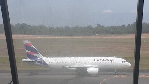 Airbus A320 PR-MHX taxia e decola de Manaus para Guarulhos