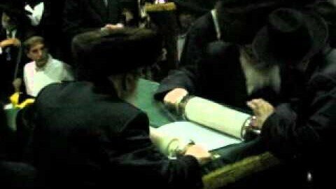 Skverrer Rebbe rolling a Sefer Torah