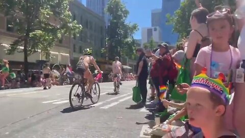 Seattle, hombres desnudos paseándose en bicicletas en frente de niños (junio 2022)