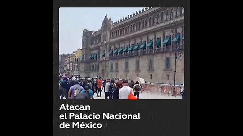 Lanzan petardos al Palacio Nacional de México