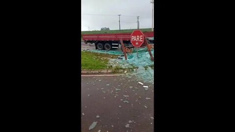 Colisão entre dois caminhões no trevo de acesso à Campina da Lagoa, vídeo