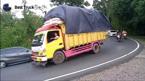 Truck bermuatan karung