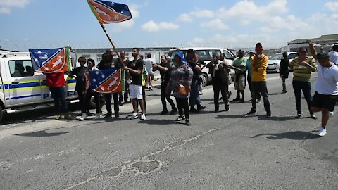 SOUTH AFRICA - Cape Town - Silversands and Mfuleni residents clash over school(Video) (DwV)