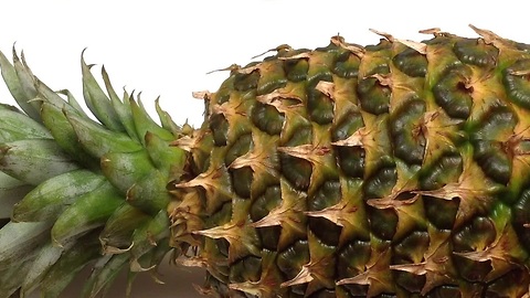 How to peel and cut a pineapple in one minute