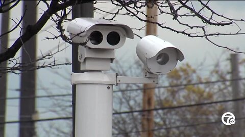 Bill to ban ticketing drivers using red light cameras passes Michigan Senate