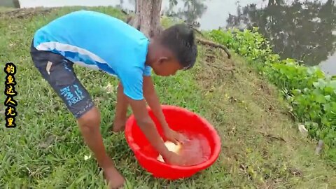 The little boy went fishing by the river and brought home big carp to improve his food +8